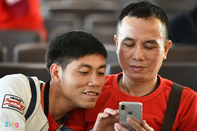 Cổ động viên đồng phục cờ Tổ quốc sang Trung Quốc cổ vũ U23 Việt Nam